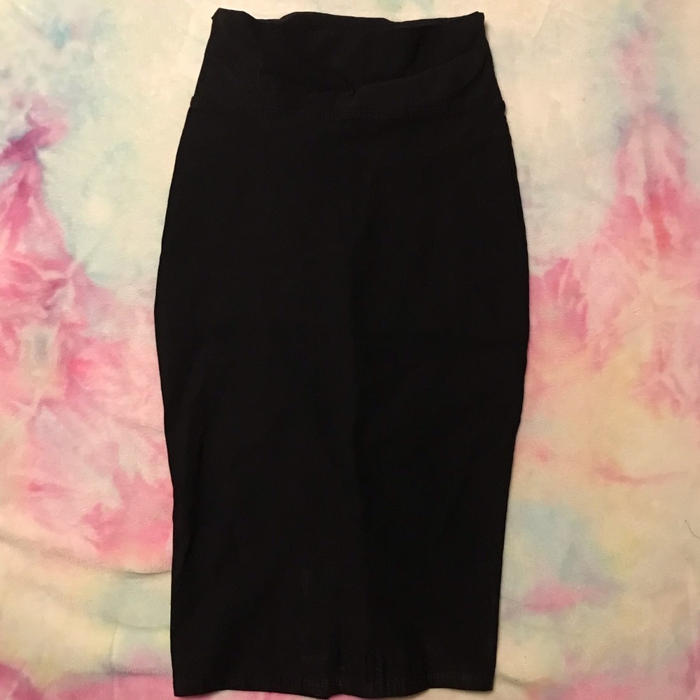 Black pencil skirt. Slit on back. Good material 💥💥